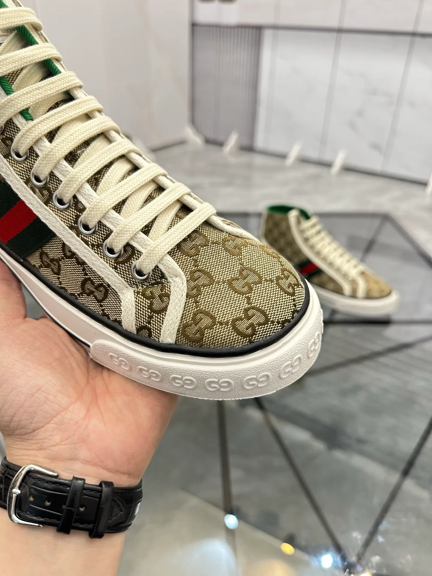 Men's shoes: 💰P420¥ Product trademark: Gucci* "Gucci*" high-top casual shoes Regular size: 38-44 (can be customized to 45.46.) Product materials: Original material from the upper counter, breathable lining, original outsole. Number: 661